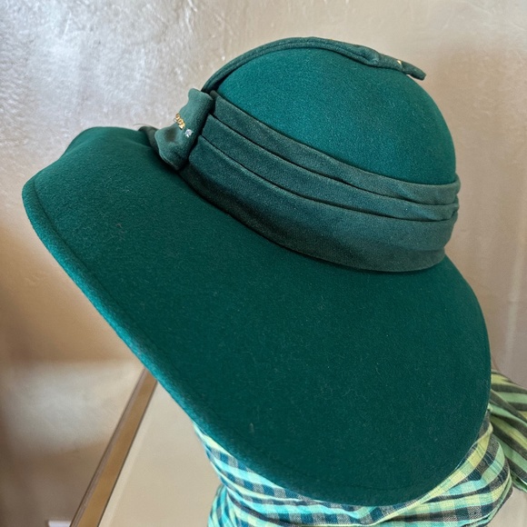 SENSATIONAL DESIGNER 1950\'s GREEN FELT WIDE BRIM HAT WITH METAL STUDS & FEATHERS main image 6
